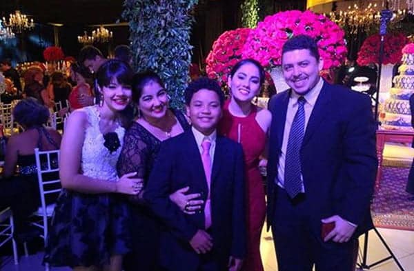 Casal Alessandra Machado e Itaan Arruda Dias foram só elegância, alegria e orgulho durante a formatura da filha Bárbara Machado, em Direito, pela Universidade Federal do Amazonas, neste último final de semana. Na foto com os filhos Beatriz, João Batista e a formanda Bárbara.