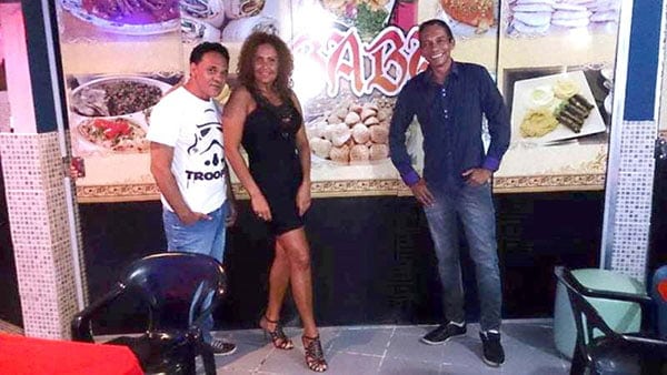 Colunista Luiz Theodoro recebeu a amiga Inês Oliveira, que reside em Brasília/DF e veio exclusivamente para prestigiar a volta da Terça Cowboy, promovida pelo colunista com grande festa ocorrida no Saara Club na noite de ontem. Na foto com Nonato Vianna, uma rápida passada na Cantina Árabe no acerto dos últimos detalhes do evento country.