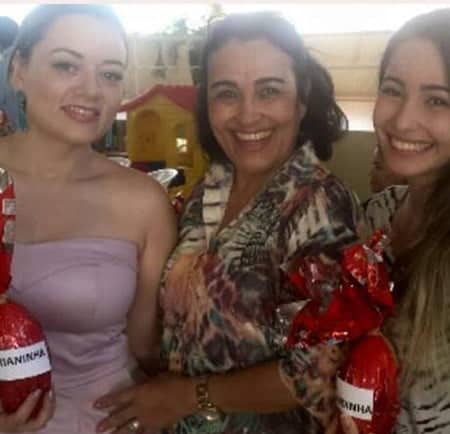 Simone Chaves com as afilhadas Adriana e Claudia Cruz por ocasião do almoço de domingo de Páscoa. 