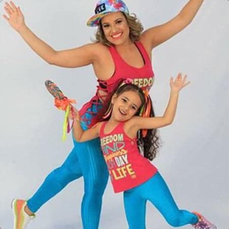 Em Sampa 5 Toda a leveza e graça estampando a Coluna em moda fitness a dermatofuncional Simone Brito com sua filha Ana Karolina na onda... tal mãe, tal filha. Show!