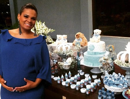 Ansiosa com a chegada de seu primogênito, Evelyn Souza reuniu as amigas para o tradicional chá de bebê.