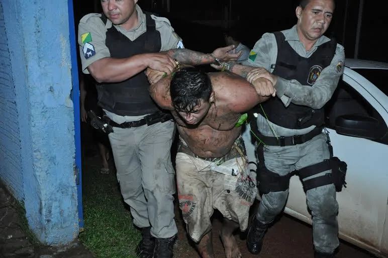 Homem é acusado de assaltar mulher, brigar com a polícia e tentar fugir em matagal 1 Homem é acusado de assaltar mulher, brigar com a polícia e tentar fugir em matagal