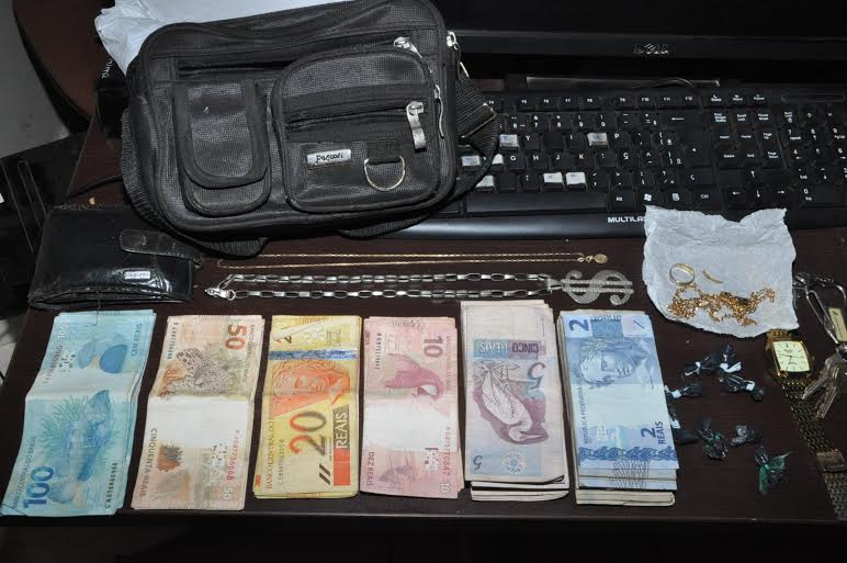 Homem de 53 anos é preso em flagrante vendendo droga na gameleira