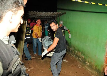 Homem é executado a tiros na frente do filho