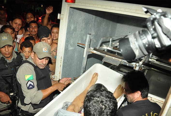 Homem é executado a tiros na frente do filho 2 Homem é executado a tiros na frente do filho no Bairro Taquari