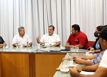Deputado estadual Lourival Marques (PT) é mediador de encontro entre lideranças rurais e governos Tião Viana