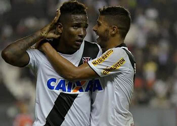 Thalles (à esquerda) comemora gol da virada do Vasco; atacante marcou 2 vezes. (Foto: Marcello Dias/Futura Press)