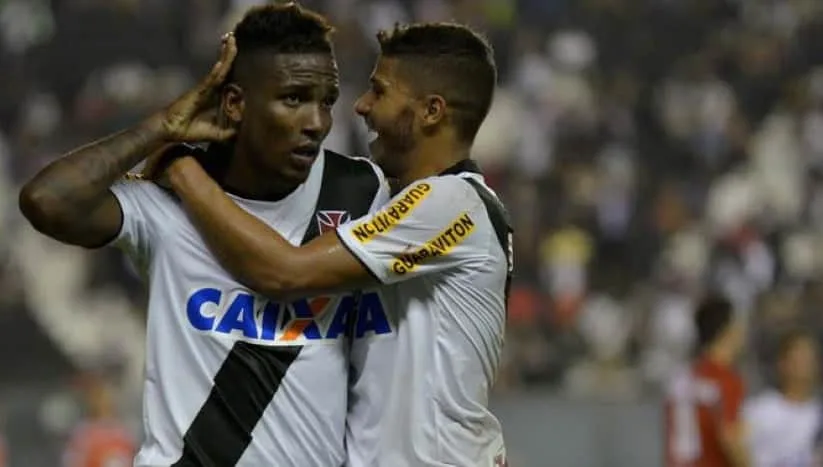 Thalles (à esquerda) comemora gol da virada do Vasco; atacante marcou 2 vezes. (Foto: Marcello Dias/Futura Press)