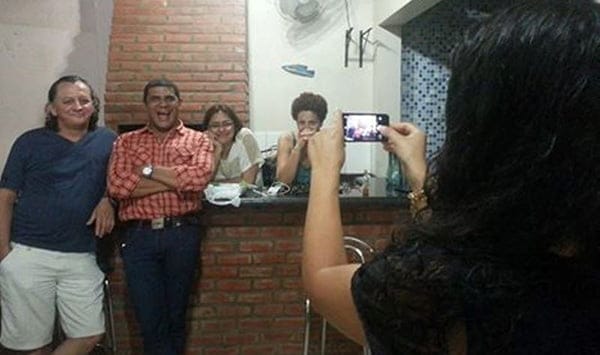 Jornalistas fazem a notícia, colocam em destaque, e, de vez em quando, são destaques também, como é o caso da pose especial dos jornalistas Celso Rocha, colunista Moisés Alencastro, Charlene Carvalho e Val Fernandes para a coluna. 