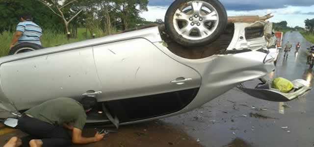 Mulher capota veículo e fica presa as ferragens em Rio Branco 2