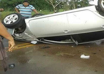 Mulher capota carro e fica presa às ferragens em Rio Branco