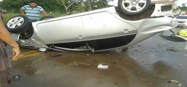 Mulher capota carro e fica presa às ferragens em Rio Branco