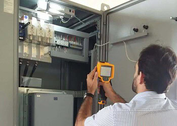 Engenheiro Sebastião Fonseca testa equipamentos. (Foto: Cedida)