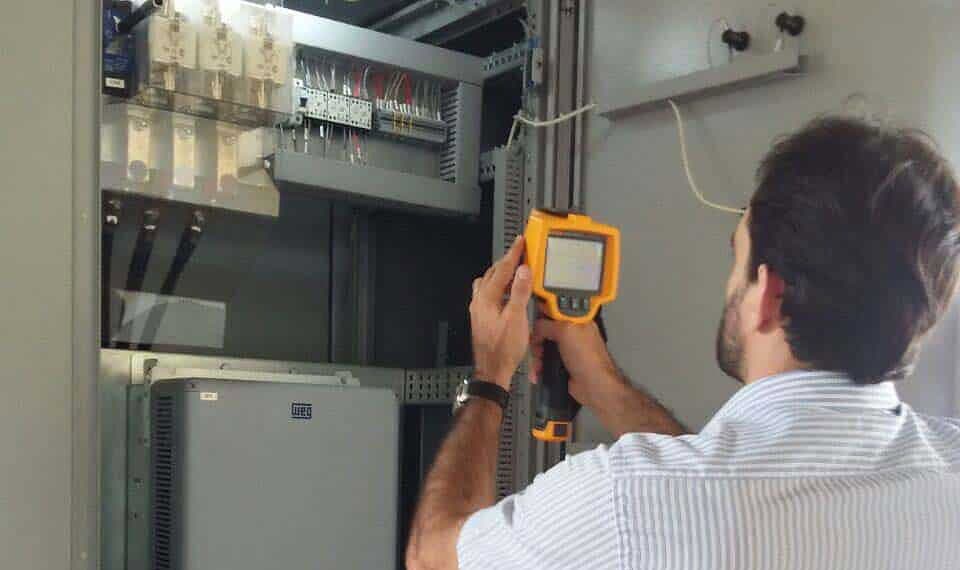 Projeto oferece tecnologia e desenvolvimento para o sistema de distribuição de água 1 Engenheiro Sebastião Fonseca testa equipamentos. (Foto: Cedida)