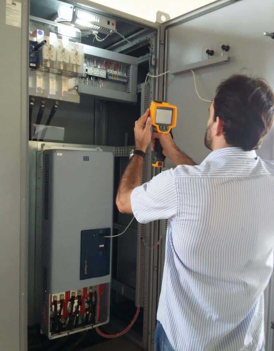 Projeto oferece tecnologia e desenvolvimento para o sistema de distribuição de água 2 Engenheiro Sebastião Fonseca testa equipamentos. (Foto: Cedida)