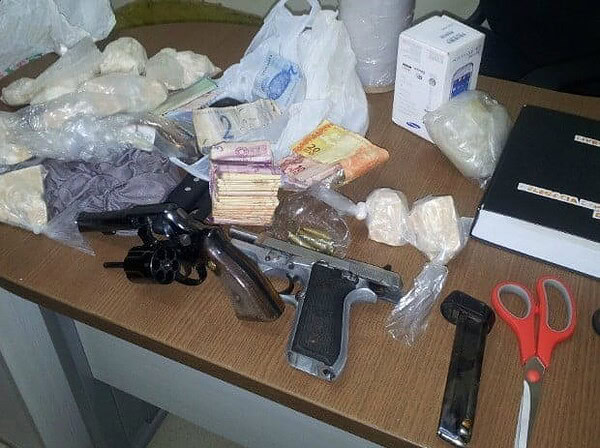 Polícia estoura 'boca de fumo' e prende homem em bairro da capital