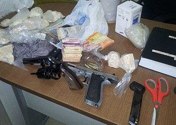 Polícia estoura 'boca de fumo' e prende homem em bairro da capital