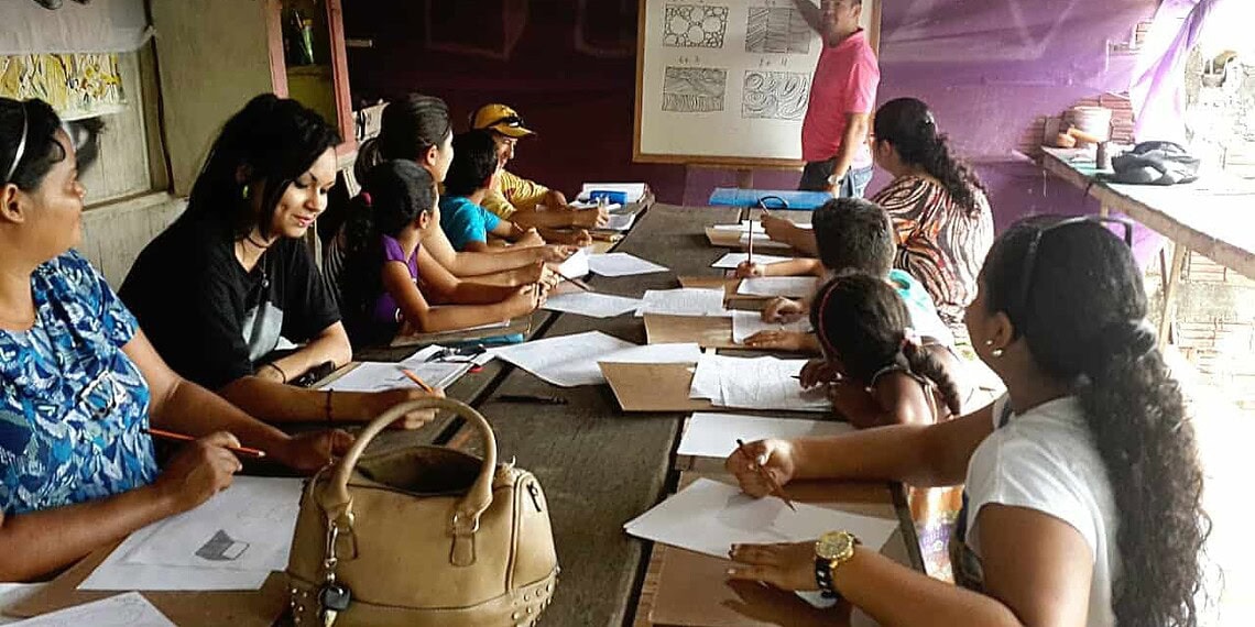 Crianças e adultos participam de oficina de desenho e pintura