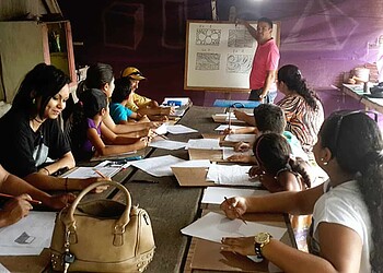 Crianças e adultos participam de oficina de desenho e pintura