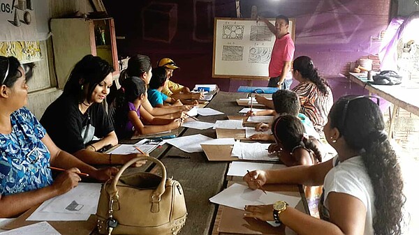 Crianças e adultos participam de oficina de desenho e pintura