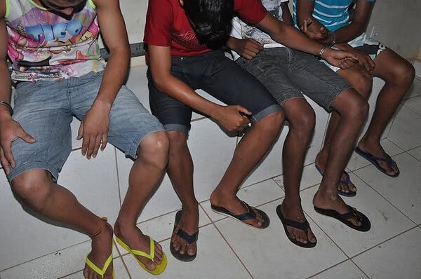 PM prende um maior de idade e quatro adolescentes