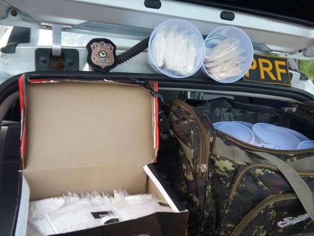 PRF-AC apreende 5 kg de cocaína com passageiro de táxi na BR-364 2 PRF-AC apreendeu 5 kg de cocaína com passageiro de táxi. (Foto Aline Nascimento G1)