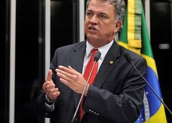 Campanha pede que Petecão devolva dinheiro por faltas no Senado