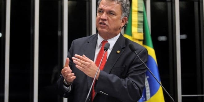 Campanha pede que Petecão devolva dinheiro por faltas no Senado