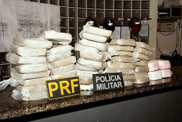 Polícias apreendem cerca de 50 kg de cocaína perto de Sena Madureira