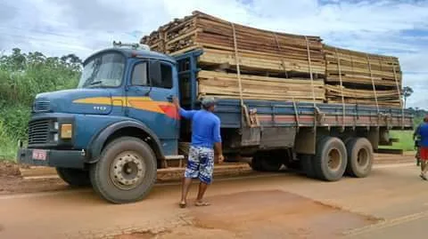 Caminhão com madeira estava indo para rota contrária ao anunciado
