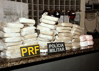 Polícias apreendem cerca de 50 kg de cocaína perto de Sena Madureira