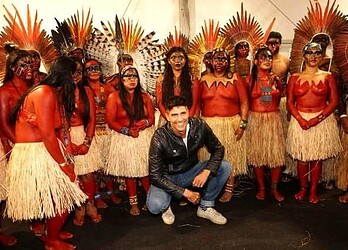 O ator Reynaldo Gianecchini  tietou os indígenas da aldeia Mutum nos bastidores do desfile da Cavalera. (Foto: FOTO: IWI ONODERA, EGO/ GLOBO.COM)