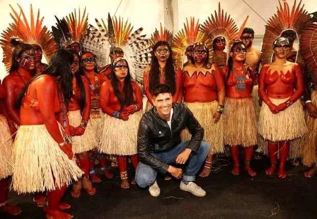 O ator Reynaldo Gianecchini  tietou os indígenas da aldeia Mutum nos bastidores do desfile da Cavalera. (Foto: FOTO: IWI ONODERA, EGO/ GLOBO.COM)