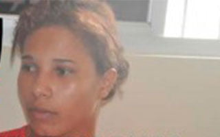 Mulher com dois mandados de prisão é presa após brigar na rua