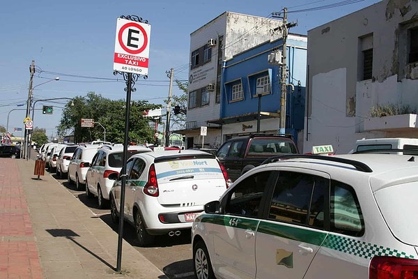 Pouco mais de mil trabalhadores de 18 cidades do Acre recebem 4ª parcela do auxílio taxista