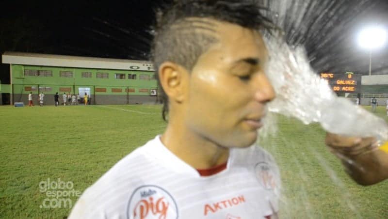 Em súmula, árbitro relata “água no rosto” pós-jogo e exclusão de zagueiro 1 Marquinhos é surpreendido enquanto concedia entrevista após vitória do Rio Branco