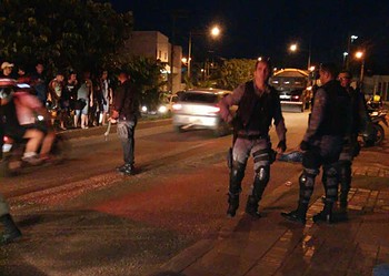 Após roubo, homem leva tiro nas nádegas de policiais