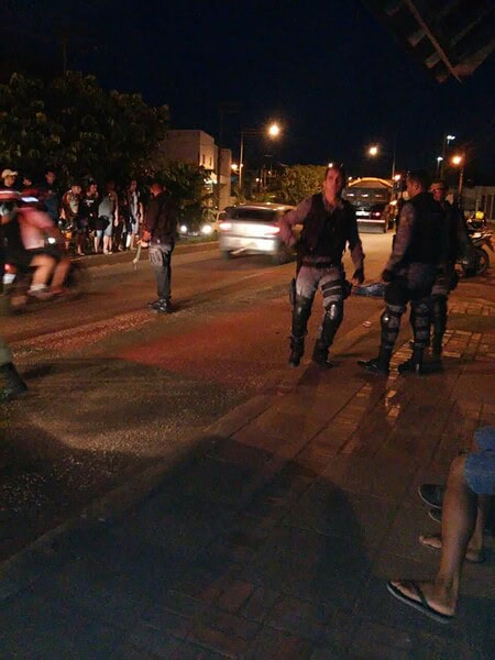 Após roubo, homem leva tiro nas nádegas de policiais