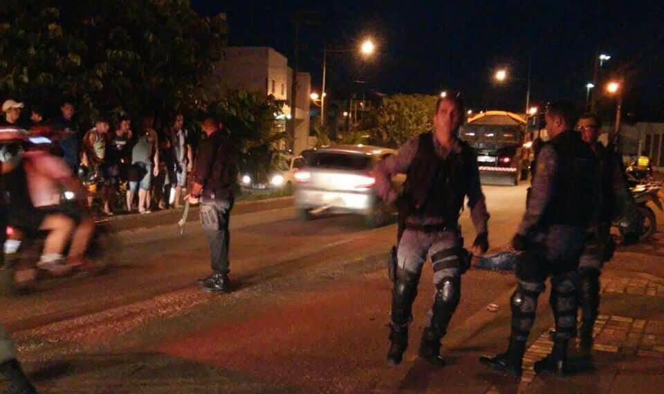 Após roubo, homem leva tiro nas nádegas de policiais