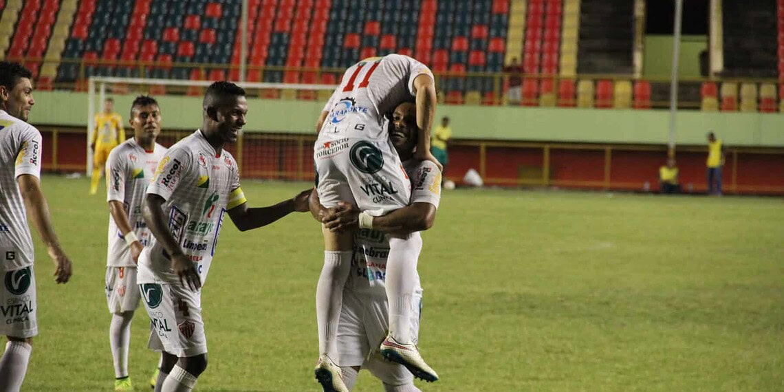 Mais uma vítima! Rio Branco atropela o Alto Acre: 7 a 0 1 Matão, agora com 7 gols, comemora vitória com os companheiros do Estrelão. (Foto: João Paulo Maia)