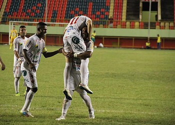 Matão, agora com 7 gols, comemora vitória com os companheiros do Estrelão. (Foto: João Paulo Maia)