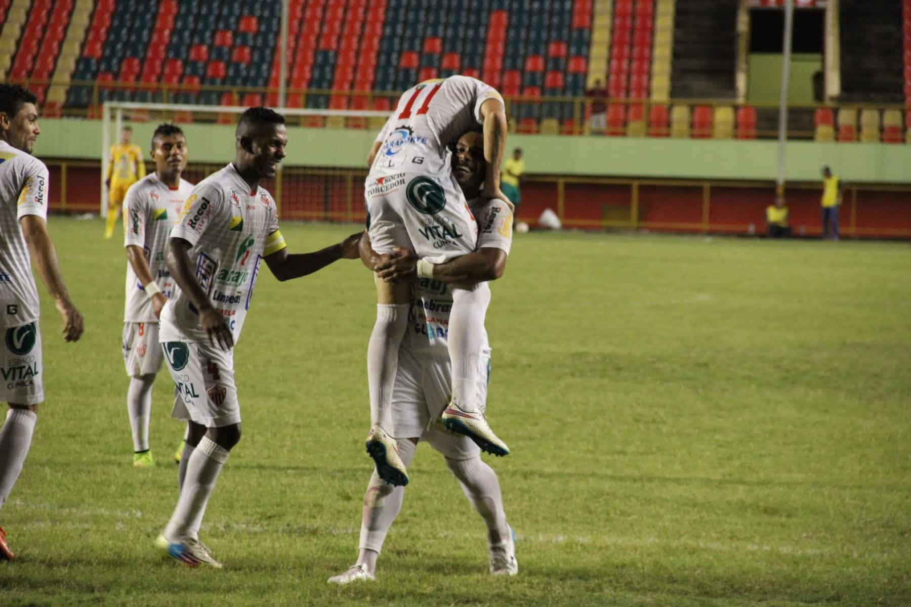 Mais uma vítima! Rio Branco atropela o Alto Acre: 7 a 0 2 Matão, agora com 7 gols, comemora vitória com os companheiros do Estrelão. (Foto: João Paulo Maia)
