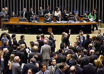 Câmara conclui votação do projeto que regulamenta contratos de terceirização