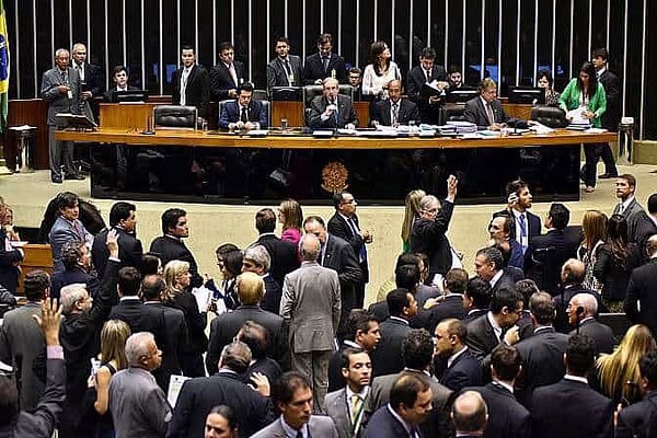 Câmara conclui votação do projeto que regulamenta contratos de terceirização