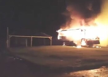 Ônibus de igreja é incendiado por vândalos no Bairro Calafate