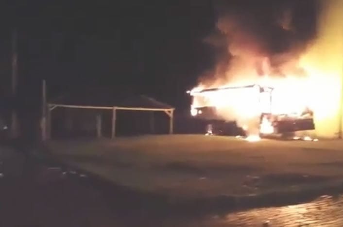 Ônibus de igreja é incendiado por vândalos no Bairro Calafate