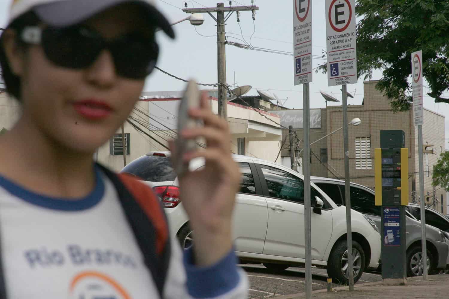 Monitoras da Zona Azul trabalham 6h por dia e usam equipamentos de proteção. (Foto: Odair Leal/ A GAZETA)