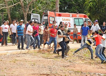 Fotógrafos se defendem no momento da confusão. (Foto: Tiago Teles)
