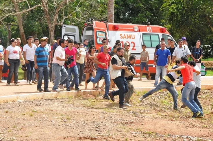 Repórteres fotográficos são agredidos por supostos militantes em evento no Complexo de Piscicultura 1 Fotógrafos se defendem no momento da confusão. (Foto: Tiago Teles)