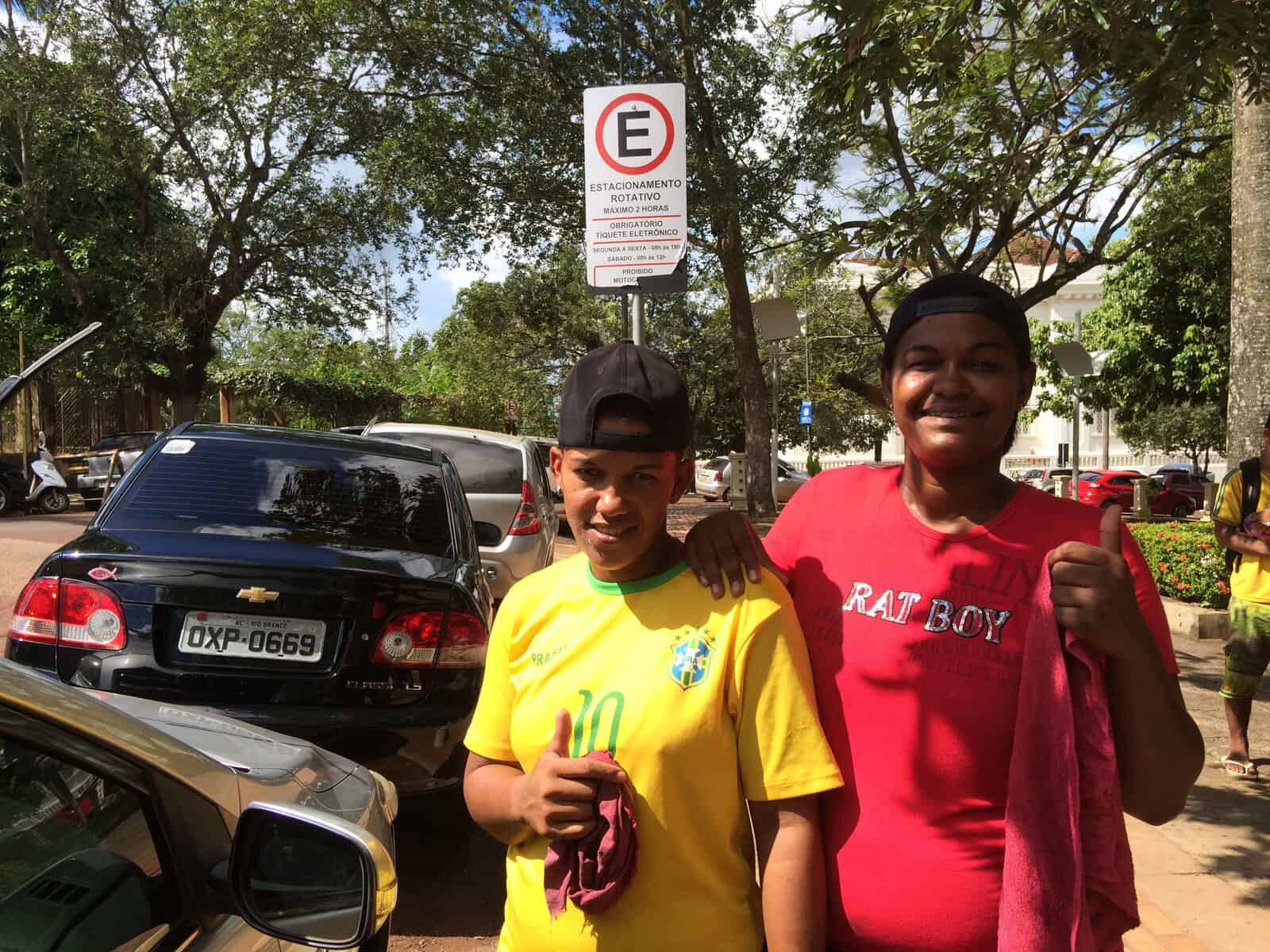 Irmãs Iriscleia e Irisleia aguardam por emprego fixo. (Foto: Brenna Amâncio/ A GAZETA)